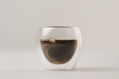 Çift cam duvarlı içinde süt beyaz zemin üzerine kahve ile swirls