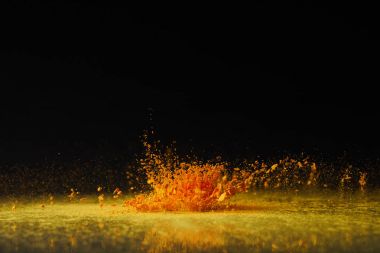 siyah, Hindu Bahar Şenliği sarı holi toz patlaması