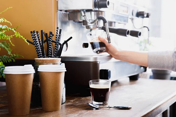 Modern Espresso Makinesi Kahve Hazırlama Barista Yakından Görmek — Stok fotoğraf