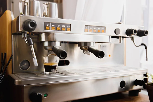 Kaffee Kochen Auf Moderner Espressomaschine — Stockfoto