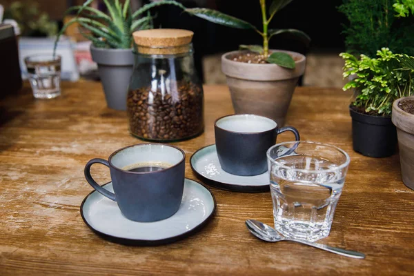 Kopjes Koffie Glas Water Tafel Gezellige Koffiehuis — Stockfoto