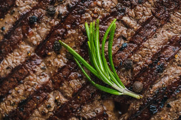 Lezzetli Kızarmış Baharatlı Biftek Rosemary Ile Yakından Görmek — Stok fotoğraf