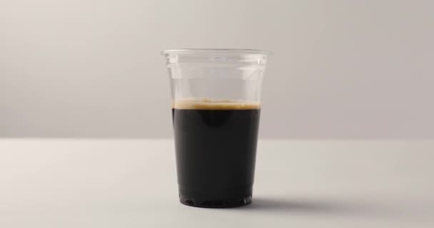 Hälla Mjölk Svart Kaffe Vit Bakgrund — Stockvideo