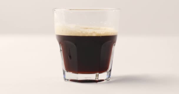 Hälla Mjölk Old Fashioned Glas Med Svart Kaffe Vit Bakgrund — Stockvideo