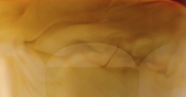 Close-Up Nézd tej swirls pohár kávé