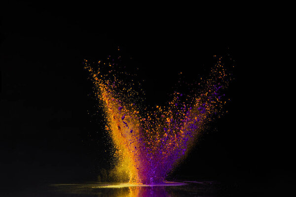 оранжевый и фиолетовый ореол взрыв порошка на черный, индуистский весенний фестиваль
