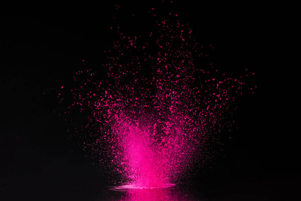 Взрыв порошка розового цвета на традиционном индийском фестивале цветов
