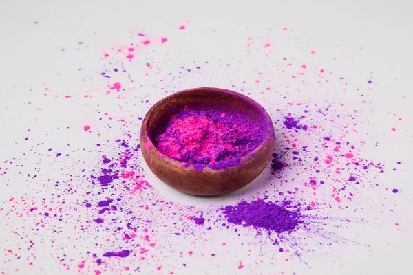 紫色和粉红色的红桃粉在碗里孤立白色 — 图库照片