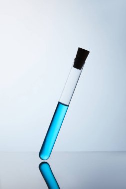 yansıtıcı yüzeyi mavi sıvı ile dolu kimya tüp