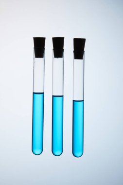 test tüpleri bileşimi mavi sıvı gri havada yüzen ile dolu
