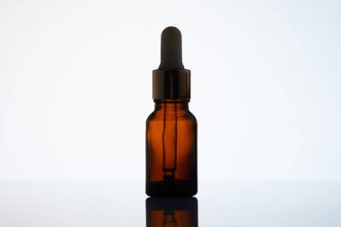 şişe pipet yansıtıcı yüzeyi ile aromatik yağı, yakın çekim vurdu