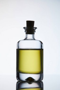 aromatik masaj yağı ayakta yansıtıcı yüzeyi şişe kapalı