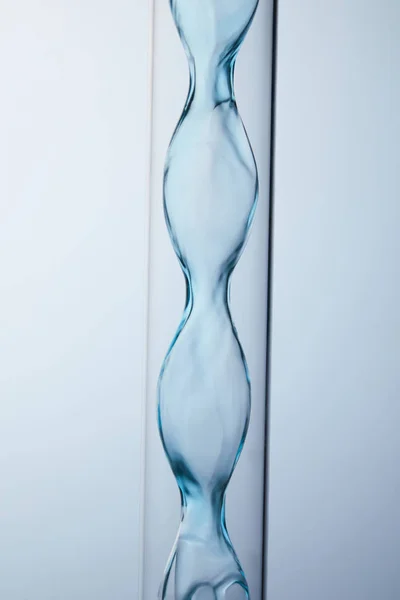 蓝色液体化学玻璃器皿的特写镜头在灰色中 — 图库照片