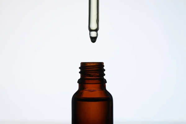 Крупним Планом Знімок Пляшки Ароматичної Олії Піпеткою Білому — стокове фото