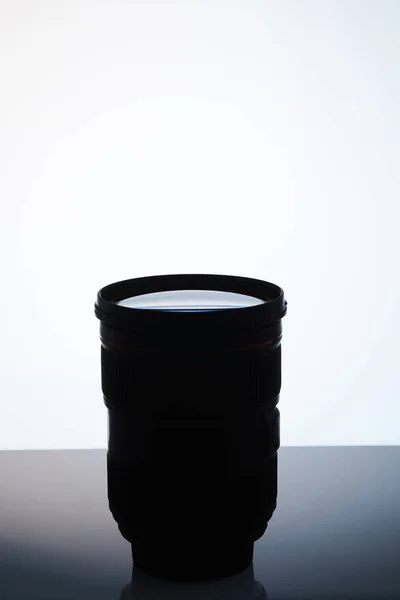 Siluet Lensa Kamera Tunggal Pada Warna Putih — Foto Stok Gratis