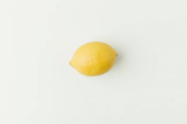 Beyaz arka planda izole edilmiş olgun sarı limon