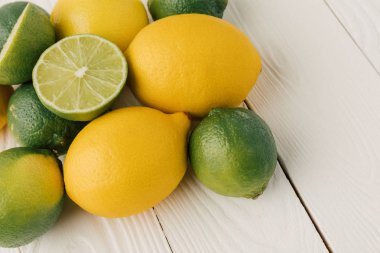 Beyaz ahşap zemin üzerinde ham turuncu