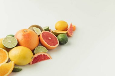 Bütün ve dilimlenmiş turuncu beyaz arka plan üzerinde izole