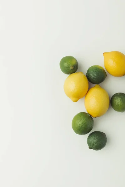 Зелені Ліміти Жовті Лимони Ізольовані Білому Тлі — стокове фото