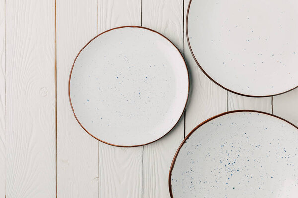 Керамические глазурованные плиты на белом деревянном фоне
