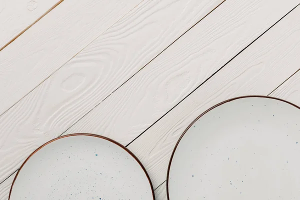 Пустые Застекленные Тарелки Белом Деревянном Фоне — стоковое фото