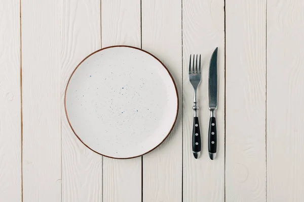 Placa Cubiertos Vacíos Sobre Fondo Madera Blanco — Foto de Stock