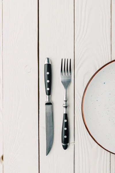 Top View Empty Plate Silverware White Wooden Background — Stock Photo, Image