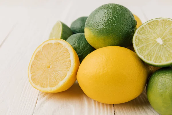 Yeşil Limes Beyaz Ahşap Zemin Üzerine Sarı Limon — Stok fotoğraf