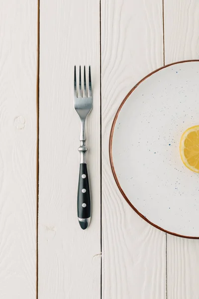 Hälften Saftig Citron Tallrik Med Gaffel Vit Trä Bakgrund — Stockfoto