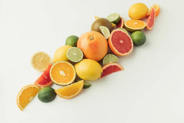 Stapel Van Rijpe Citruses Geïsoleerd Witte Achtergrond — Stockfoto