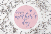 pohled shora matky den pozdravu s rámem z květů levandule na bílé stolní