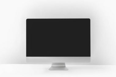 beyaz üzerine siyah ekran ile modern masaüstü bilgisayar