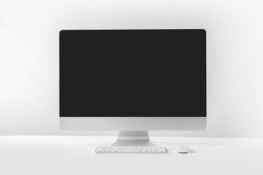 beyaz boş ekran ile modern masaüstü bilgisayar
