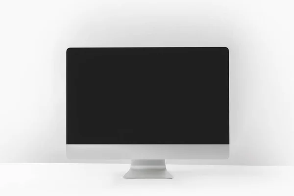 Современный Настольный Компьютер Черным Экраном Белом — стоковое фото