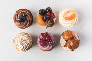 beyaz izole lezzetli cupcakes düzenlemenin Üstten Görünüm