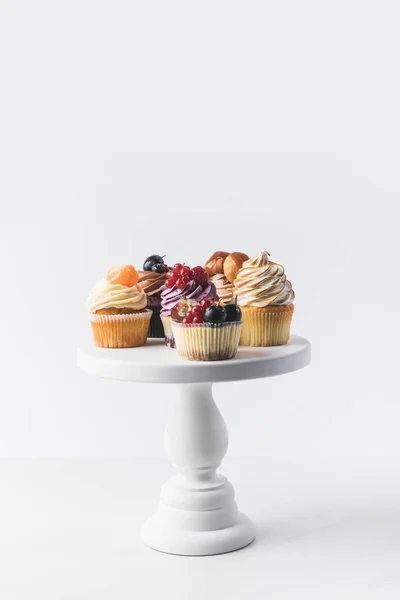 Vue Rapprochée Divers Cupcakes Sucrés Sur Support Gâteau Isolé Sur — Photo