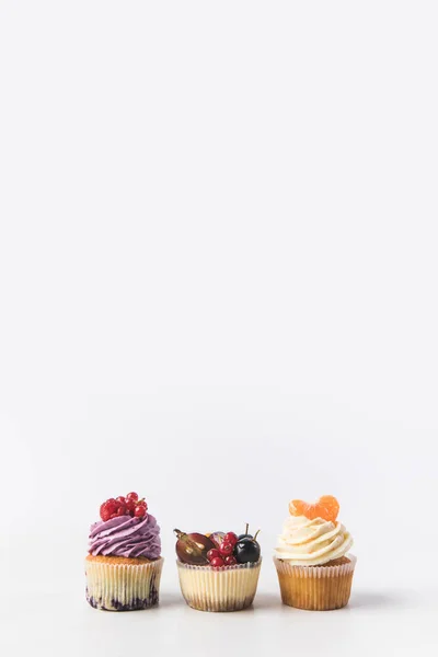 Nahaufnahme Von Verschiedenen Süßen Cupcakes Isoliert Auf Weiß — Stockfoto