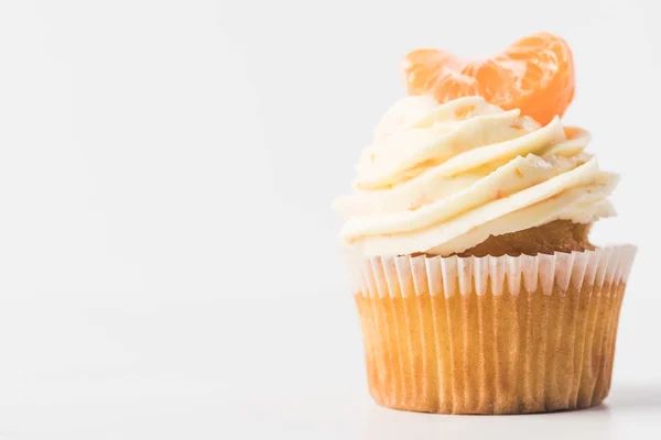 Zár Megjelöl Kilátás Tejszínnel Mandarin Elszigetelt Fehér Édes Cupcake — Stock Fotó