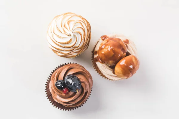 Bovenaanzicht Van Regeling Van Smakelijke Cupcakes Geïsoleerd Wit — Stockfoto