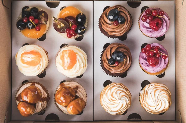 Bovenaanzicht Van Zoete Cupcakes Kartonnen Doos — Stockfoto