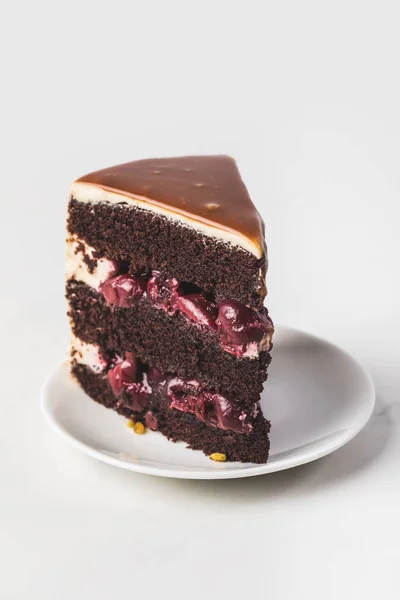 Zár Megjelöl Kilátás Cseresznye Csokoládé Torta Lemez Elszigetelt Fehér — Stock Fotó
