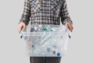 geri dönüşüm kavramı konteyner gri, izole elinde plastik şişe ile tutan adam kısmi görünümünü