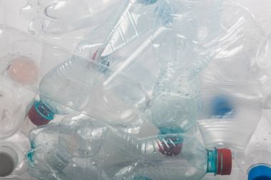geri dönüşüm kavramı boş plastik şişe görünümü kapatın