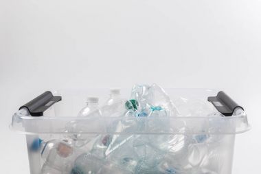izole kavramı geri dönüşüm gri, plastik şişe ile konteyner görünümünü kapat