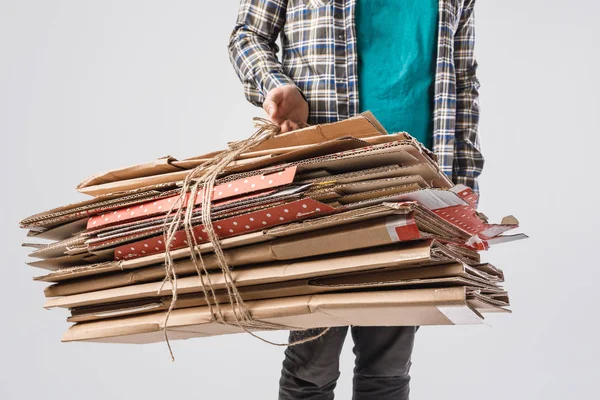 Обрезанный Снимок Человека Грудой Сложенных Картонных Коробок Изолированных Сером Концепция — стоковое фото