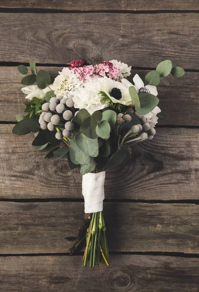 Blick Von Oben Auf Schönen Brautstrauß Auf Holzoberfläche — Stockfoto