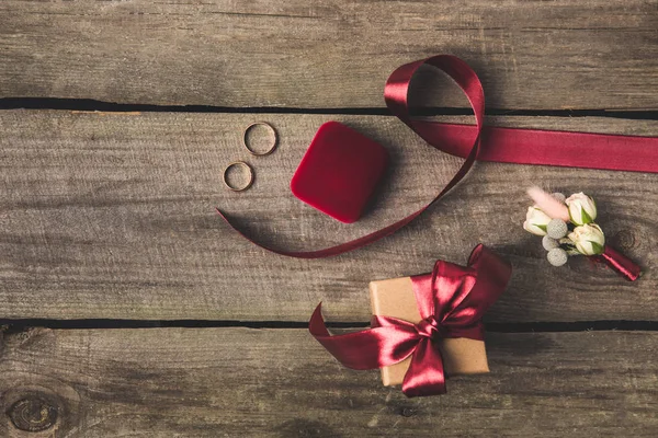 Tendido Plano Con Cinta Anillos Boda Ramillete Regalo Mesa Madera —  Fotos de Stock