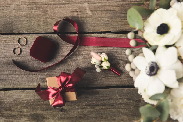Lapos Feküdt Jegygyűrű Ékszeres Doboz Menyasszonyi Csokor Fából Készült Asztallap — Stock Fotó