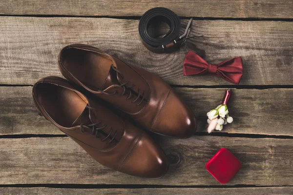 Plano Con Los Novios Zapatos Accesorios Superficie Madera —  Fotos de Stock