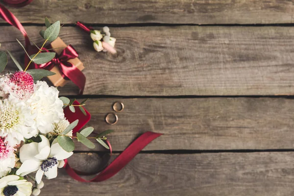 Lapos Feküdt Jegygyűrű Ékszeres Doboz Menyasszonyi Csokor Fából Készült Asztallap — Stock Fotó